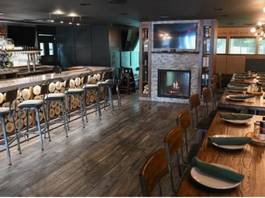 Pines Public House & Eatery