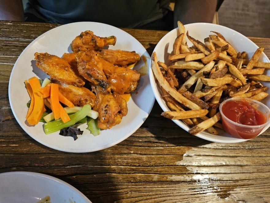 Pines Public House & Eatery