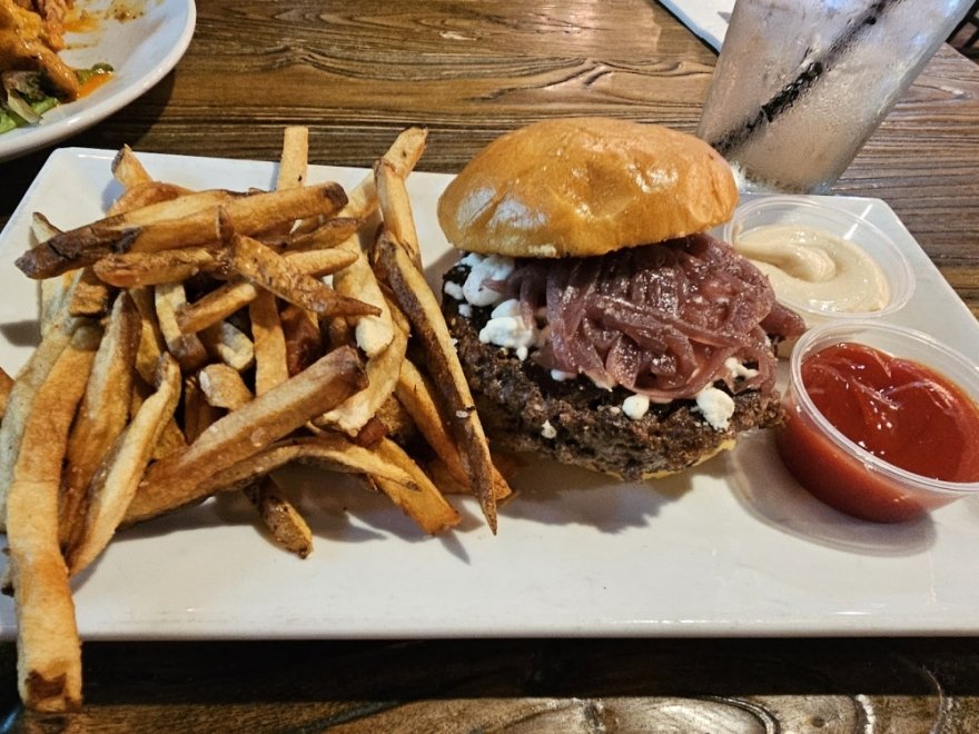 Pines Public House & Eatery