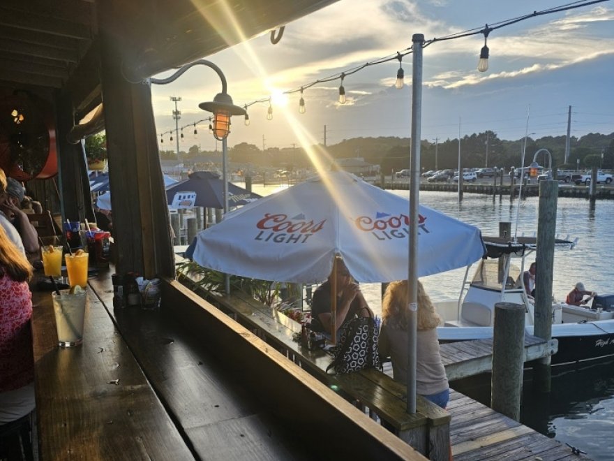 Harborside Bar & Grill