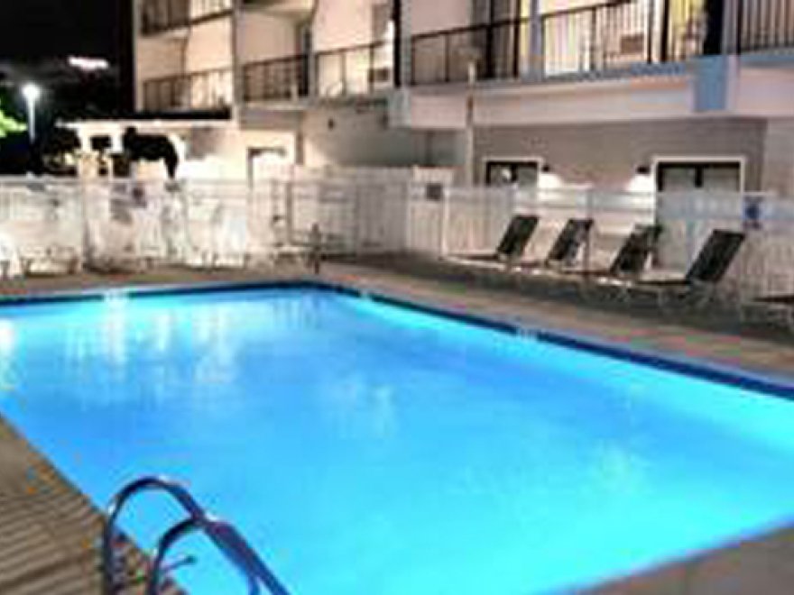 best-western-plus-hotel-pool.jpg