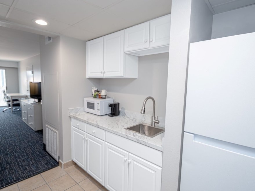 bonita-beach-hotel-queen-room-kitchen.jpg