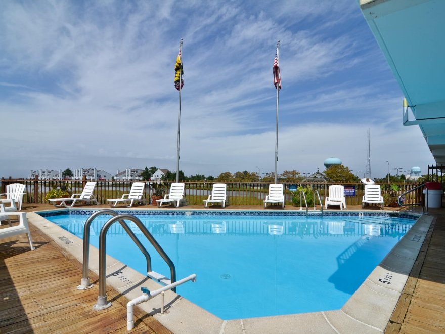 sea-bay-hotel-outdoor-pool-sundeck.jpg